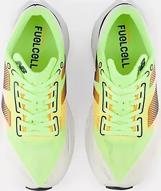 New Balance FuelCell Rebel v4 white/bleached lime glo/hot mango (Herren)