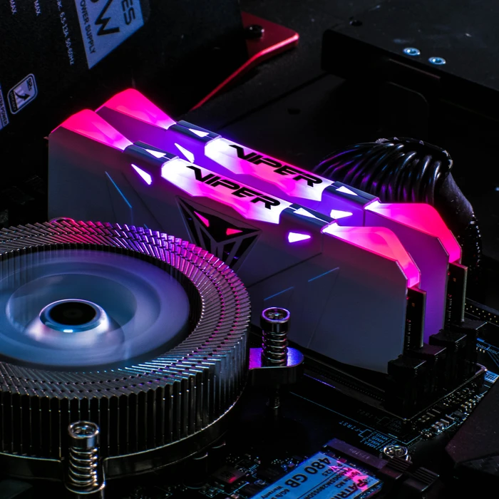 Patriot Viper RGB weiß UDIMM 16GB Kit, DDR4-2666, CL15-17-17-35, 1RX8