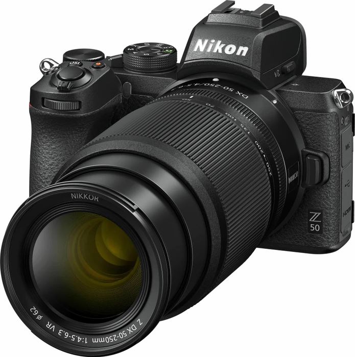 Nikon Z 50 mit Objektiv Z DX 16-50mm 3.5-6.3 VR und Z DX 50-250mm 4.5-6.3 VR