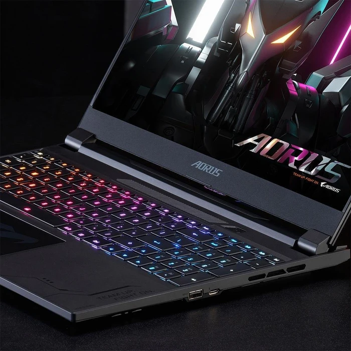 GIGABYTE AORUS 15X, Core i7-13650HX, 16GB RAM, 1TB SSD, GeForce RTX 4070, DE