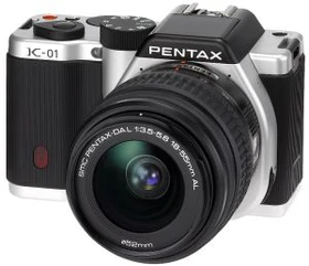 Pentax K-01 silber mit Objektiv smc DA L 18-55mm 3.5-5.6 AL und smc DA L 50-200mm 4.0-5.6 ED