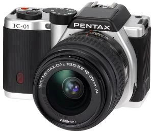 Pentax K-01 silber mit Objektiv smc DA L 18-55mm 3.5-5.6 AL und smc DA L 50-200mm 4.0-5.6 ED