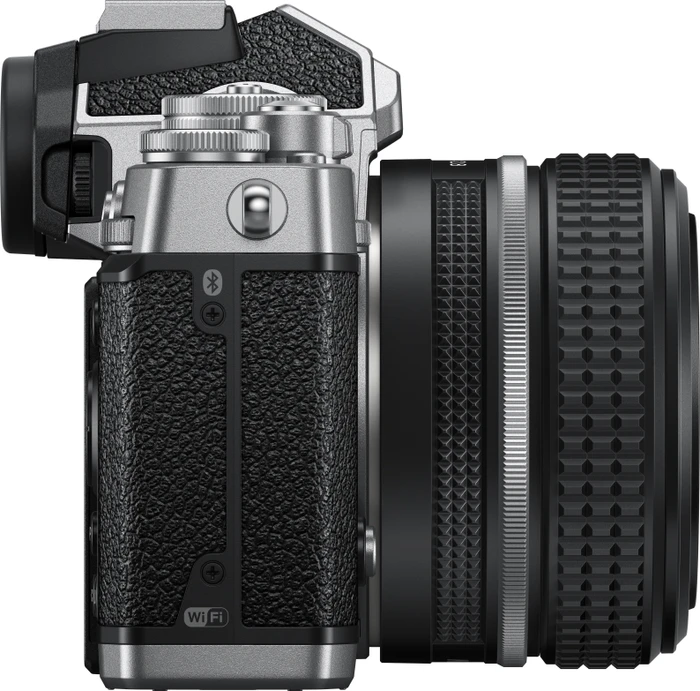 Nikon Z fc silber/schwarz mit Objektiv Z 28mm 2.8 SE