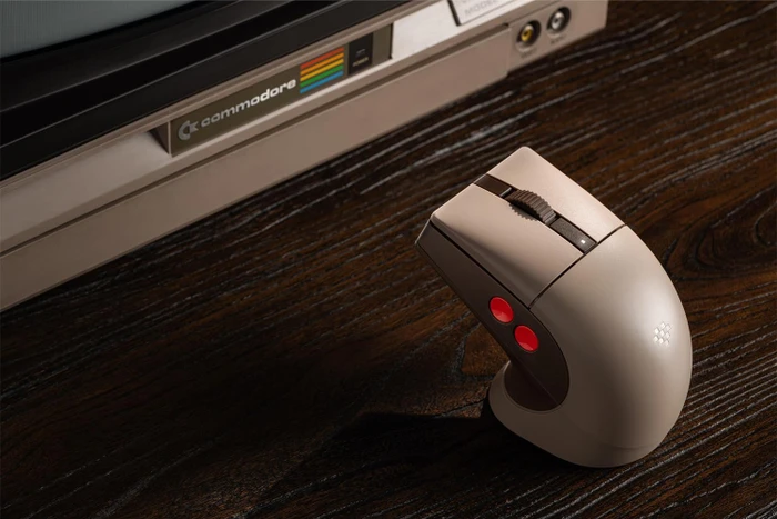 8BitDo Retro R8 Mouse mit Ladestation, C64 Edition, beige, USB/Bluetooth