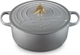 Le Creuset Star Trek Bräter mit Sternenflotten-Delta Deckelknopf 26cm 5.3l perlgrau