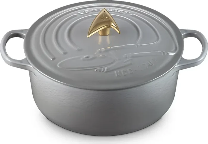 Le Creuset Star Trek Bräter mit Sternenflotten-Delta Deckelknopf 26cm 5.3l perlgrau