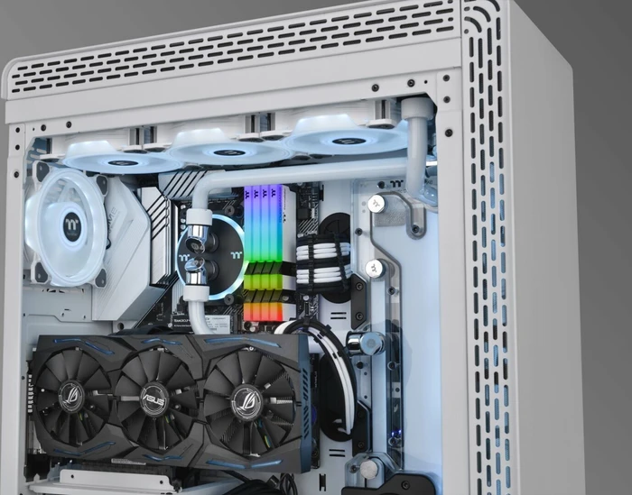 Thermaltake Toughram RGB Memory White UDIMM 16GB Kit, DDR4-3200, CL16-18-18-38
