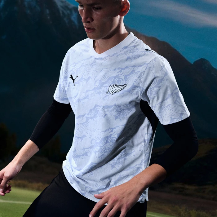 Puma FIFA WM 2026 Neuseeland Auswärtstrikot kurzarm puma white/silver mist (Junior)