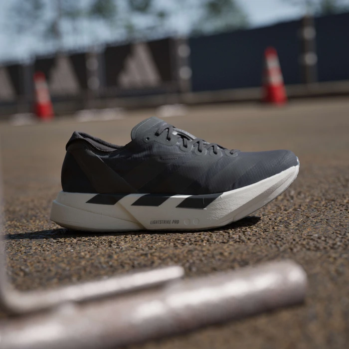 adidas Adizero Adios Pro 4 core black/grey five (Damen)