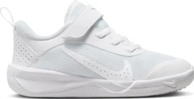 Nike Omni Multi-Court white/pure platinum (Junior)