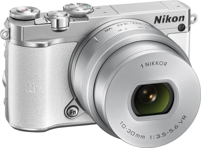 Nikon 1 J5 weiß mit Objektiv 1 NIKKOR 10-30mm 3.5-5.6 PD-Zoom VR
