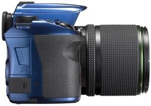 Pentax K-30 blau mit Objektiv smc DA 18-135mm 3.5-5.6 ED AL IF DC WR