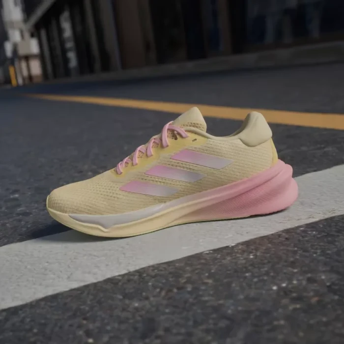 adidas Supernova Stride almost yellow/zero metalic/pink spark (Damen)