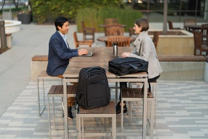 Kensington Contour 2.0 Business 15.6" Laptop Tasche schwarz