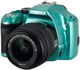 Pentax K-x hellgrün mit Objektiv smc DA L 18-55mm 3.5-5.6 AL