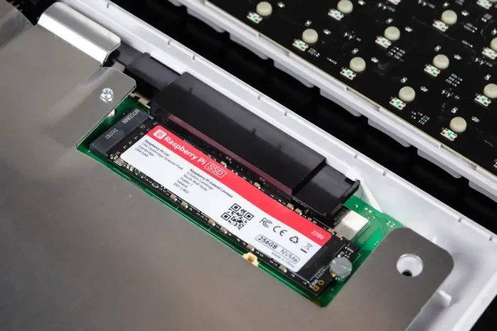 Raspberry Pi 500+, 16GB RAM, 256GB SSD, DE