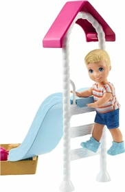 Mattel Barbie - Skipper Babysitters Inc. kleine Puppe mit Rutsche und Sandkasten Spielset