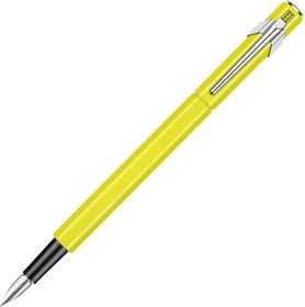 Caran d'Ache 849 gelb lackiert, rechte Hand, mittel