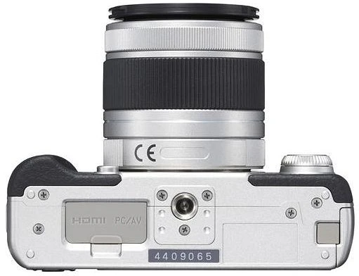 Pentax Q10 silber mit Objektiv Q 02 Standard Zoom 5-15mm 2.8-4.5 AL und Q 06 Telephoto Zoom 15-45mm 2.8 AL