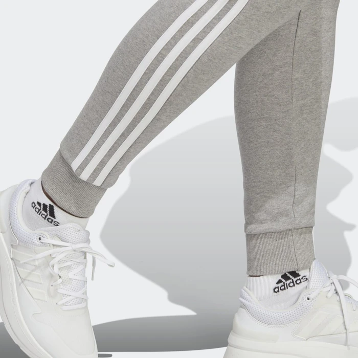 adidas Essentials 3-Streifen French Terry Cuffed Trainingshose lang medium grey heather/white (Damen)