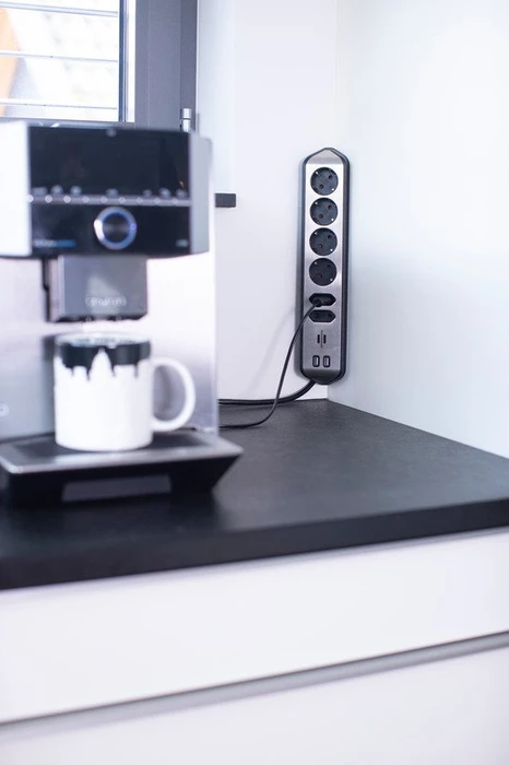 Brennenstuhl estilo Ecksteckdosenleiste, Tischsteckdose, 6-fach, 2x USB-A, 2m, silber/schwarz