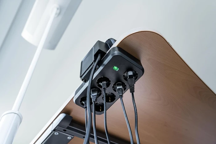 Brennenstuhl estilo Duplex Tischsteckdosenleiste mit Schalter und Überspannungsschutz, 9-fach, 2x Steckplatz für Keystone Module, 2m, silber/schwarz