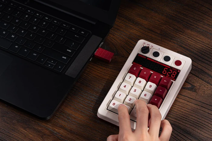 8BitDo Retro 18 Mechanical Numpad Fami Edition, mehrfarbig/rot/weiß, Kailh Box V2 WHITE, hot-swap, USB-C/Bluetooth