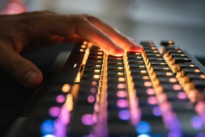 Roccat Vulcan 121 Aimo, LEDs RGB, schwarz, Titan SPEED, USB, DE