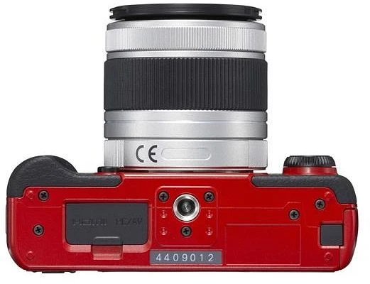 Pentax Q10 rot mit Objektiv Q 02 Standard Zoom 5-15mm 2.8-4.5 AL