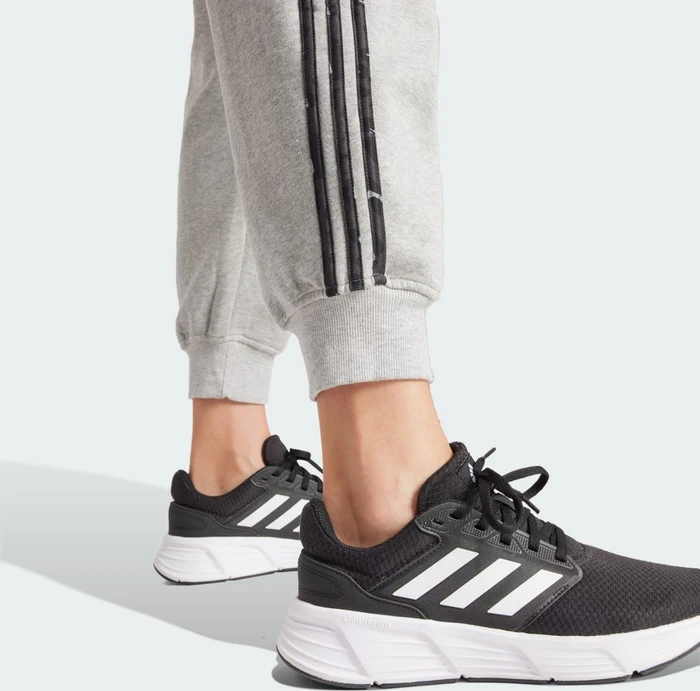 adidas Essentials 3-Streifen Animal-Print Trainingshose 7/8 medium grey heather (Damen)