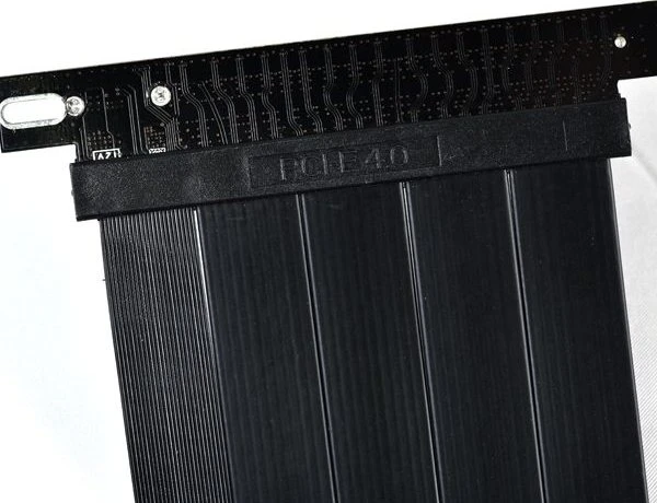 Lian Li Riser Card, gewinkelt, PCIe 4.0, 200mm