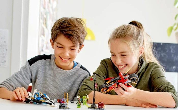 LEGO Ninjago Legacy - Kais Feuer-Bike & Zanes Schneemobil