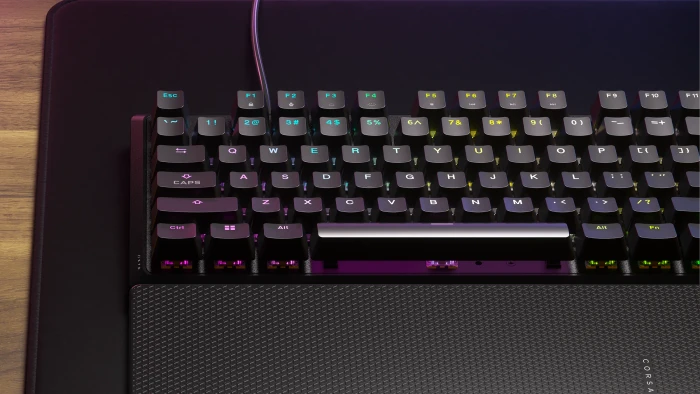 Corsair Gaming K70 CORE, schwarz, mit Handballenauflage, MLX RED, USB, US