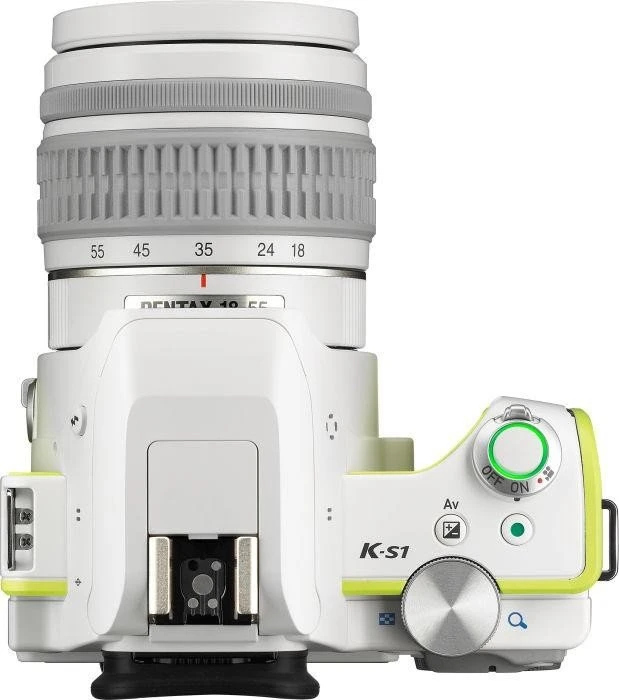 Pentax K-S1 weiß/gelb mit Objektiv smc DA L 18-55mm 3.5-5.6 AL