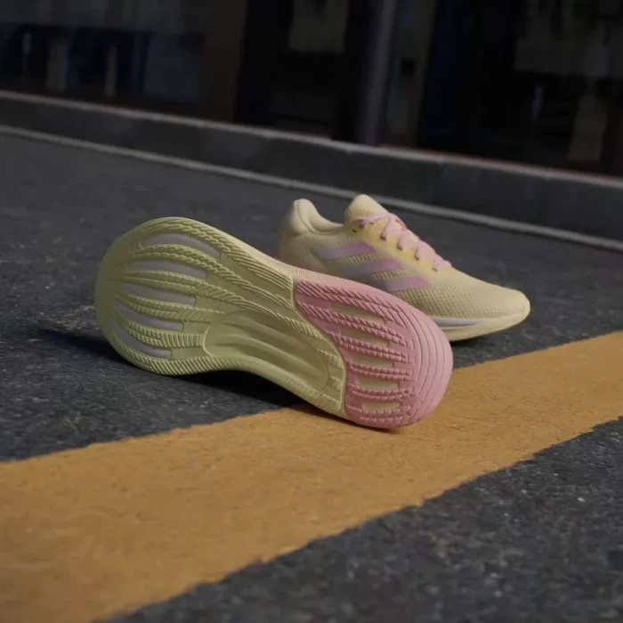 adidas Supernova Stride almost yellow/zero metalic/pink spark (Damen)