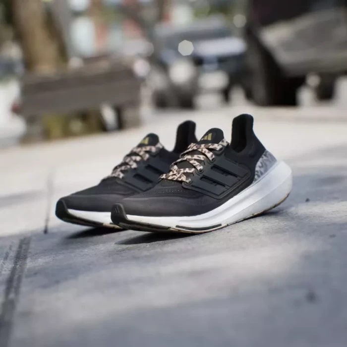 adidas Ultraboost Light core black/magic beige (Damen)