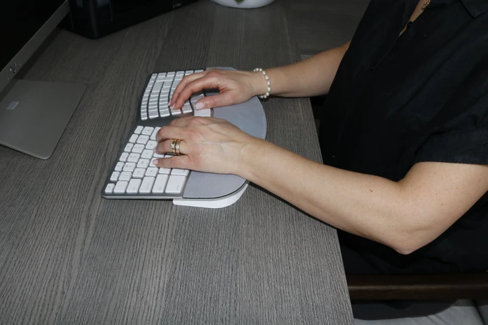 Matias Sculpted Ergonomic Rechargeable Keyboard for Mac, silber, USB, DE