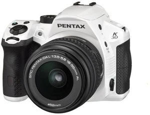 Pentax K-30 weiß mit Objektiv smc DA L 18-55mm 3.5-5.6 AL