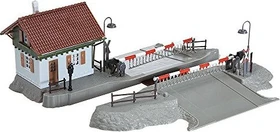 Faller Bahnübergang mit Schrankenwärterhaus