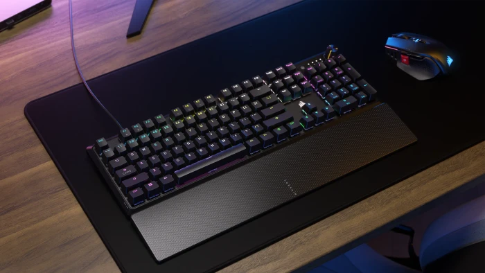 Corsair Gaming K70 CORE, schwarz, mit Handballenauflage, MLX RED, USB, US
