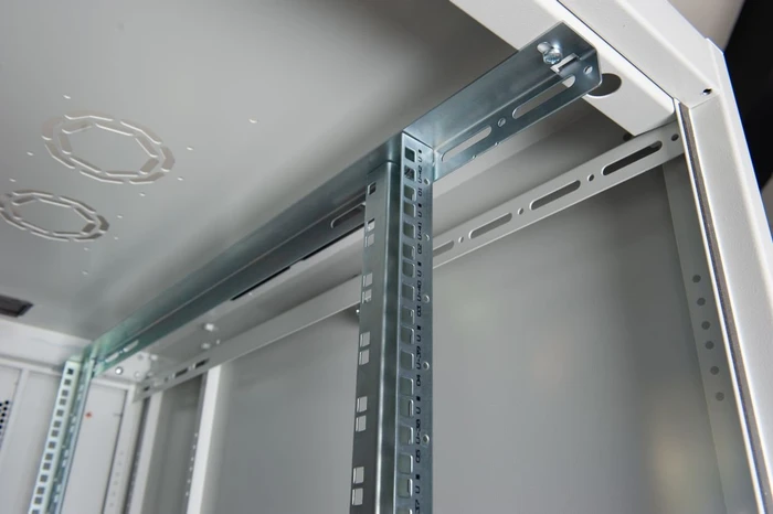 Equip Basic Flex 19" Netzwerkschrank 42HE, montiert, Gitternetztür, RAL 7035, 1000mm tief (EBF-42-8010-G-CCAA) – Bild 4 von 8