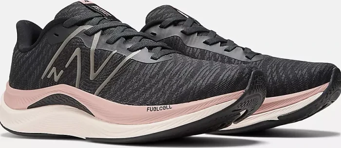 New Balance FuelCell Propel v4 black/quartz pink/pink moon (Damen)