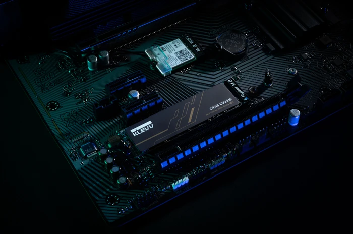 Klevv Cras C925G 2TB, M.2 2280 / M-Key / PCIe 4.0 x4, Kühlkörper
