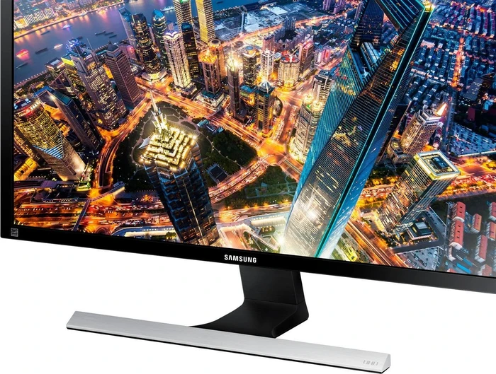 Samsung UE570, 28"
