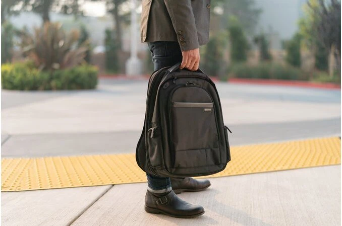 Kensington Contour 2.0 Pro 17" Laptop Rucksack schwarz