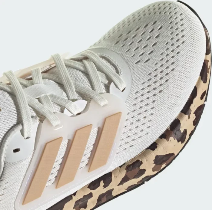 adidas Pureboost 23 core white/gold metallic/shadow brown (Damen)
