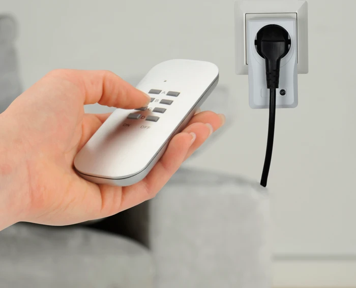 uniTEC 3+1 Micro, Funksteckdose mit Fernbedienung silber, Set