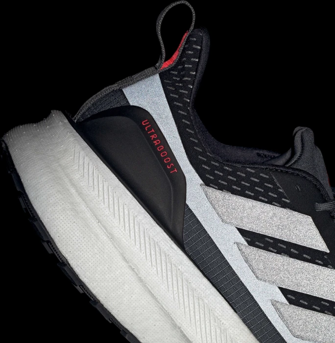 adidas Ultraboost 5 TR core black/iron metallic/lucid red