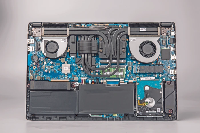 ASUS ROG Strix GL702ZC-GC104T, schwarz, Ryzen 7 1700, 16GB RAM, 256GB SSD, 1TB HDD, Radeon RX 580, DE