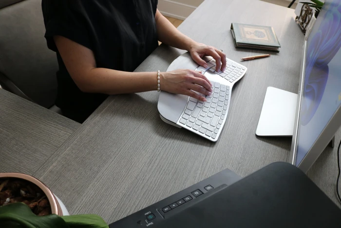Matias Sculpted Ergonomic Rechargeable Keyboard for Mac, silber, USB, DE